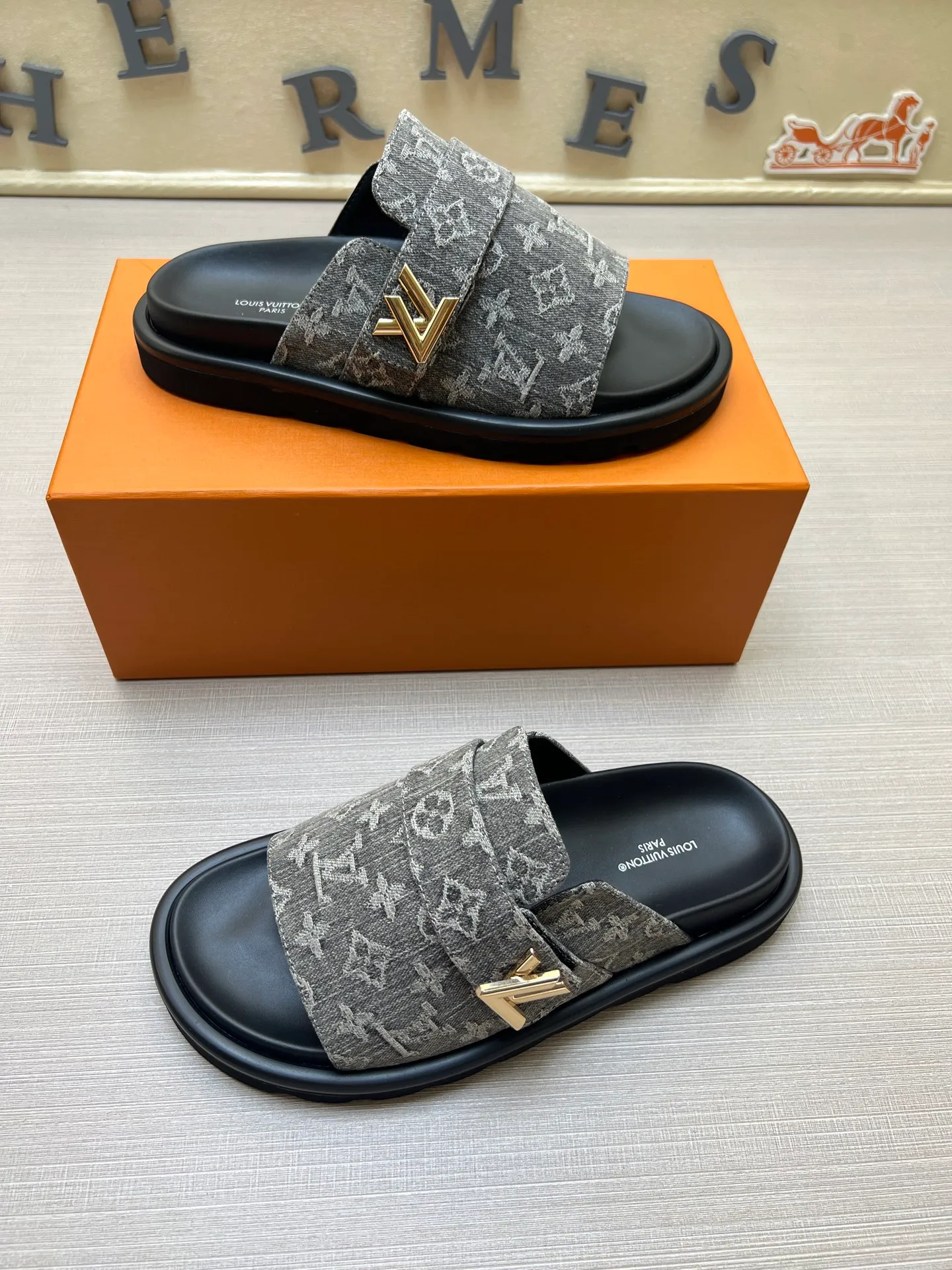 Factory price: 360💰【LOUIS VUITTON】Louis Vuitton, LV printing, men's and women's slippers are on the market, drawer box packaging with cloth bag, card, the upper pattern looks very soft and waxy, super versatile leg slimming artifact. Fabric: imported denim/canvas/old fabric, LV hardware LOGO, official website pattern printing, comfortable to wear, foot pads: high elastic men's shoes💰U water table. Sole: foam sole, heel height: about 5cm. Code number: 35-46, 35, 45, 46 are custom-made and non-returnable. Color: multiple colors and styles available.